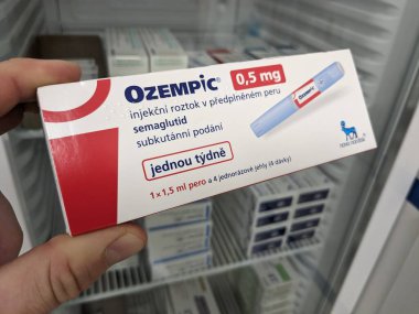 Prag, Çek Cumhuriyeti-6 Mayıs 2025: Novo Nordisk 'in tip 2 diyabet ve eczane masasında gösterilen kilo kaybı için kullandığı Ozempic semaglutide pen