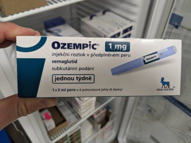 Prag, Çek Cumhuriyeti-6 Mayıs 2025: Novo Nordisk 'in tip 2 diyabet ve eczane masasında gösterilen kilo kaybı için kullandığı Ozempic semaglutide pen