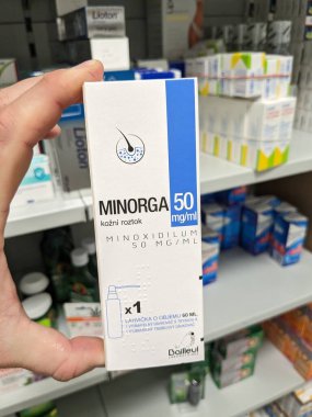 Prag, Çek Cumhuriyeti-6 Mayıs 2025: Minorga Minoxidil erkek şablonunda saç büyümesi için güncel çözüm