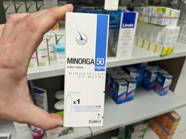 Prag, Çek Cumhuriyeti-6 Mayıs 2025: Minorga Minoxidil erkek şablonunda saç büyümesi için güncel çözüm