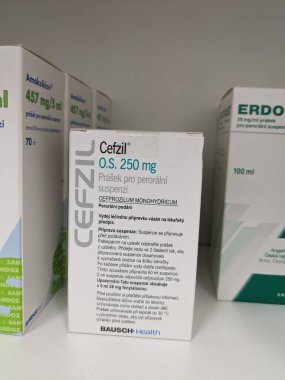 Prag, Çek Cumhuriyeti-6 Mayıs 2025: Pediatrik bakteriyel enfeksiyon tedavisi için Cefzil antibiyotik şurubu