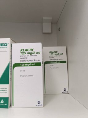 Prag, Çek Cumhuriyeti-6 Mayıs 2025: Solunum ve boğaz enfeksiyonları için klaritromisin içeren Klacid antibiyotik şurubu