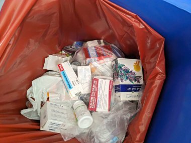 Prag, Çek Cumhuriyeti-6 Mayıs 2025: Son kullanma tarihi geçmiş uyuşturucu ve tıbbi atıklarla dolu eczane