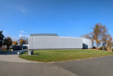 Brno, Çek Cumhuriyeti-6 Mayıs 2025: Kravi Hora tepesinde yer alan gözlemevi ve planetaryum