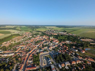 Jaromerice Nad Rokytnou büyük barok şatosu hava manzaralı tarihi kasaba