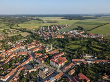 Jaromerice Nad Rokytnou büyük barok şatosu hava manzaralı tarihi kasaba