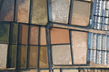 Lanzarote Adası 'ndaki SALINAS de JANUBIO tuz düzlükleri, Kanarya Adaları' nın volkanik kıyı şeridi boyunca uzanan tarihi tuz üretim alanı