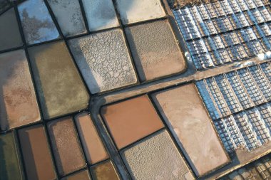 Lanzarote Adası 'ndaki SALINAS de JANUBIO tuz düzlükleri, Kanarya Adaları' nın volkanik kıyı şeridi boyunca uzanan tarihi tuz üretim alanı