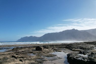 Lanzarote adasında kumlu plajları olan ünlü sahil kasabası İspanya 'nın kanarya manzaralı panoramik adalarında yakalandı.