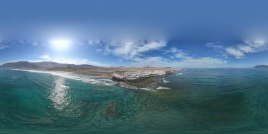 Lanzarote adasında kumlu plajları olan ünlü sahil kasabası İspanya 'nın kanarya manzaralı panoramik adalarında yakalandı.