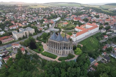 Kutna Hora, Çek Cumhuriyeti 'nde UNESCO' nun dünya mirası olan Saint Barbara Kilisesi ile kentin hava görüntüsü. Kutna Hora 'nın tarihi merkezi, Bohemya Avrupa.