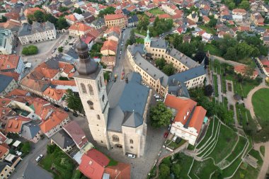 Kutna Hora, Çek Cumhuriyeti 'nde UNESCO' nun dünya mirası olan Saint Barbara Kilisesi ile kentin hava görüntüsü. Kutna Hora 'nın tarihi merkezi, Bohemya Avrupa.