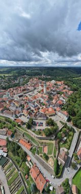 Tabor eski kasaba tarihi şehir merkezi. Ortaçağ yapıları Bohemya Çek Cumhuriyeti ile hava manzaralı.