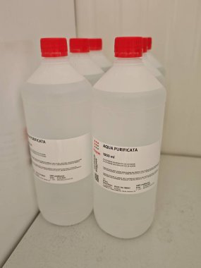 Prag, Çek Cumhuriyeti-6 Mayıs 2025: AQUA PURIFICATA ilaç ve laboratuvar uygulamaları için kullanılan arıtılmış su