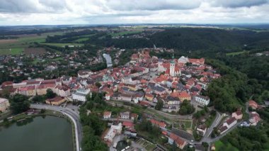 Tabor eski kasaba tarihi şehir merkezi. Ortaçağ yapıları Bohemya Çek Cumhuriyeti ile hava manzaralı.