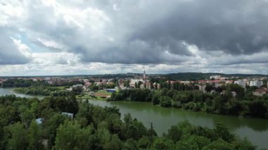 Tabor eski kasaba tarihi şehir merkezi. Ortaçağ yapıları Bohemya Çek Cumhuriyeti ile hava manzaralı.