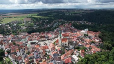 Tabor eski kasaba tarihi şehir merkezi. Ortaçağ yapıları Bohemya Çek Cumhuriyeti ile hava manzaralı.