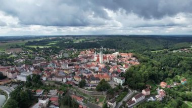 Tabor eski kasaba tarihi şehir merkezi. Ortaçağ yapıları Bohemya Çek Cumhuriyeti ile hava manzaralı.