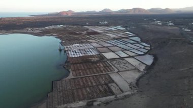 Lanzarote Adası 'ndaki SALINAS de JANUBIO tuz düzlükleri, Kanarya Adaları' nın volkanik kıyı şeridi boyunca uzanan tarihi tuz üretim alanı