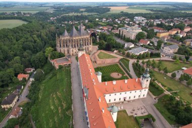 Kutna Hora, Çek Cumhuriyeti 'nde UNESCO' nun dünya mirası olan Saint Barbara Kilisesi ile kentin hava görüntüsü. Kutna Hora 'nın tarihi merkezi, Bohemya Avrupa.