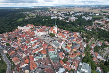 Tabor eski kasaba tarihi şehir merkezi. Ortaçağ yapıları Bohemya Çek Cumhuriyeti ile hava manzaralı.