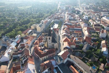Louny tarihi kasaba ve şehir merkezi havacılık panoraması, Ceske Stredohori, Bohemya Çek Cumhuriyeti, eski şehir meydanı ve sokaklar dönüm noktası