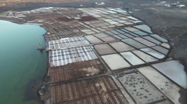Lanzarote Adası 'ndaki SALINAS de JANUBIO tuz düzlükleri, Kanarya Adaları' nın volkanik kıyı şeridi boyunca uzanan tarihi tuz üretim alanı