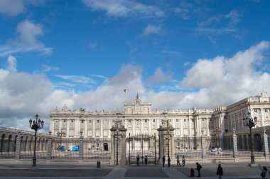 Madrid 'in zengin tarihi ve mimari güzelliğini gözler önüne seren ikonik anıtlarını ve simgelerini keşfedin..