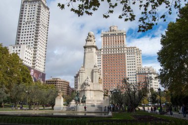 Madrid 'in zengin tarihi ve mimari güzelliğini gözler önüne seren ikonik anıtlarını ve simgelerini keşfedin..