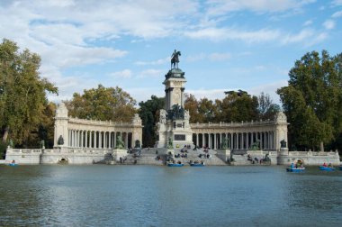 Madrid 'in zengin tarihi ve mimari güzelliğini gözler önüne seren ikonik anıtlarını ve simgelerini keşfedin..