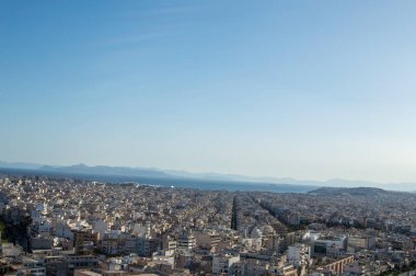 Atina, Yunanistan 'ın ikonik şehir manzarası, antik tarihi modern canlılıkla harmanlıyor. Kültürü, mirası ve güzelliği keşfedin..
