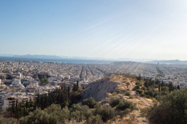 Atina, Yunanistan 'ın ikonik şehir manzarası, antik tarihi modern canlılıkla harmanlıyor. Kültürü, mirası ve güzelliği keşfedin..