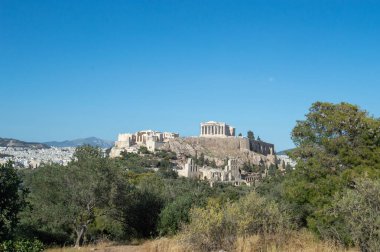 Atina, Yunanistan 'ın ikonik şehir manzarası, antik tarihi modern canlılıkla harmanlıyor. Kültürü, mirası ve güzelliği keşfedin..