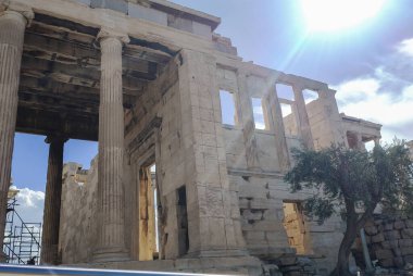 Atina, Yunanistan 'ın ikonik şehir manzarası, antik tarihi modern canlılıkla harmanlıyor. Kültürü, mirası ve güzelliği keşfedin..