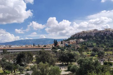 Atina, Yunanistan 'ın ikonik şehir manzarası, antik tarihi modern canlılıkla harmanlıyor. Kültürü, mirası ve güzelliği keşfedin..