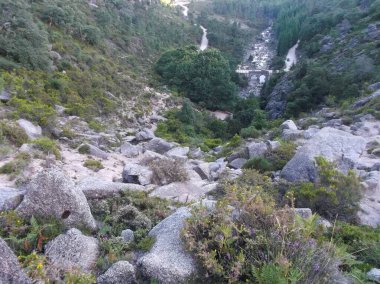 Gers 'in dingin güzelliğini yakalayın: yemyeşil tepelerin arasında çağlayan şelaleler.