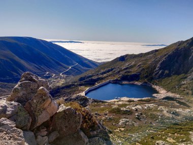 Serra da Estrela karsız ve güneşli tarafı parlıyor.
