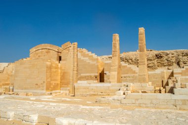 Saqqara, eski Mısır mezarlığı, tarihin ve mimarinin zamansız harikalarını sergiliyor. Djoser Piramidinden çarpıcı mezarlara kadar uzanan bu büyüleyici manzaranın gizemlerini keşfedin..