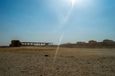 Saqqara, eski Mısır mezarlığı, tarihin ve mimarinin zamansız harikalarını sergiliyor. Djoser Piramidinden çarpıcı mezarlara kadar uzanan bu büyüleyici manzaranın gizemlerini keşfedin..