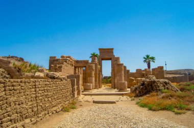Mısır 'ın Luxor kentindeki Karnak Tapınağı, Mısır' ın görkemli geçmişi ve kalıcı kültürel mirasının bir sembolü olarak ayakta duran antik mimari, karmaşık oymalar ve yüksek sütunlar sergiliyor..