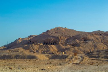 Luxor 'daki nefes kesici Hatshepsut Tapınağı' nı keşfedin. Büyüleyici uçurumlara yuva yapmış, güçlü bir kadın firavunun ihtişamını gözler önüne seriyor..