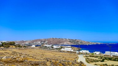 Parlak beyaz binaların ışıl ışıl mavi denizle buluştuğu Mykonos 'un nefes kesici manzarası. Bu ada cenneti doğal güzellik ve zengin kültürün bir karışımıdır. Sizi cazibesini keşfetmeye davet eder..