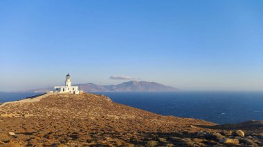 Parlak beyaz binaların ışıl ışıl mavi denizle buluştuğu Mykonos 'un nefes kesici manzarası. Bu ada cenneti doğal güzellik ve zengin kültürün bir karışımıdır. Sizi cazibesini keşfetmeye davet eder..