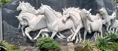 Parktaki aslan heykeli.