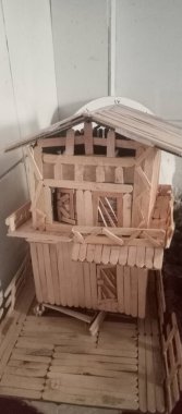 Modern bir binanın içinde.