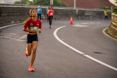 İnsanlar Güney Jakarta, Endonezya 'da Superball 2022 adlı bir maratonda koşuyorlar.