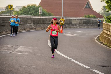 İnsanlar Güney Jakarta, Endonezya 'da Superball 2022 adlı bir maratonda koşuyorlar.