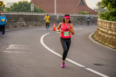 İnsanlar Güney Jakarta, Endonezya 'da Superball 2022 adlı bir maratonda koşuyorlar.