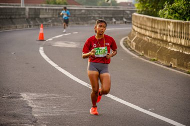 İnsanlar Güney Jakarta, Endonezya 'da Superball 2022 adlı bir maratonda koşuyorlar.