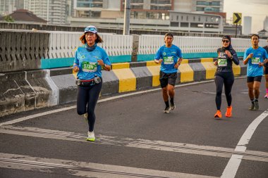 İnsanlar Güney Jakarta, Endonezya 'da Superball 2022 adlı bir maratonda koşuyorlar.